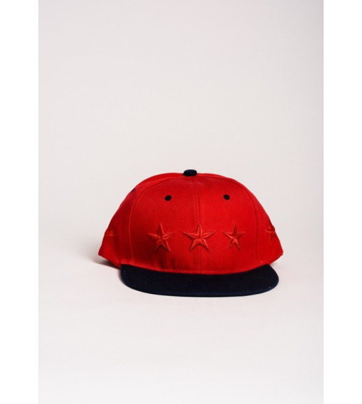 Червона кепка з вишитими червоними зірками