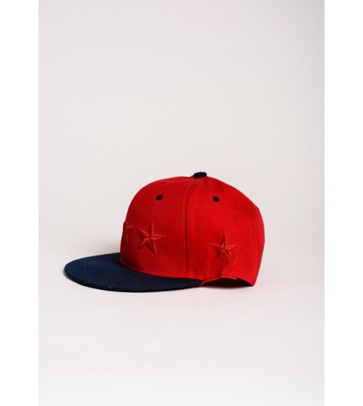 Червона кепка з вишитими червоними зірками