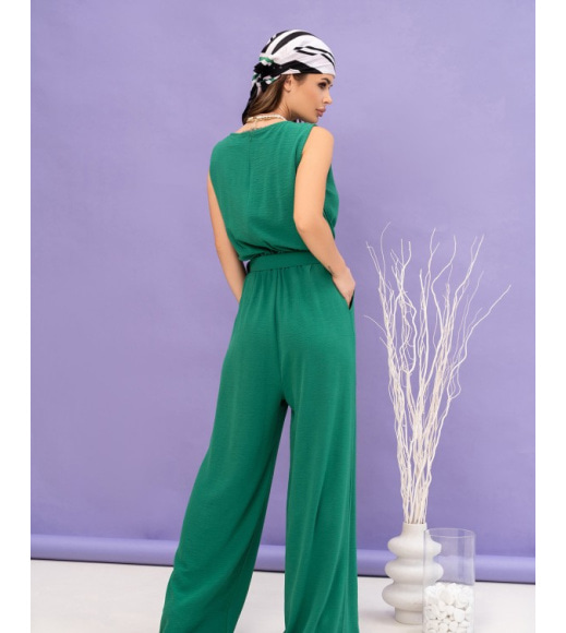 Зеленый комбинезон с широкими брюками