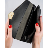 Чорний гаманець з еко-шкіри з фактурною вставкою
