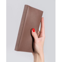 Коричневий гаманець з еко-шкіри з фактурною вставкою