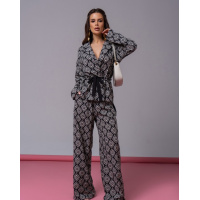 Черно-белый костюм с принтом и лампасами