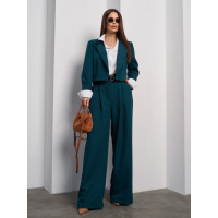 Темно-зеленый брючный костюм с укороченным жакетом