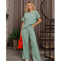 Свободный брючный костюм цвета хаки с футболкой