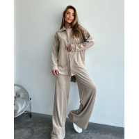 Бежевый велюровый костюм с удлиненной рубашкой