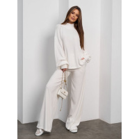 Молочный комбинированный костюм свободного кроя