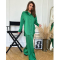 Зеленый шелковый костюм в пижамном стиле