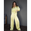 Желтый шелковый костюм свободного кроя