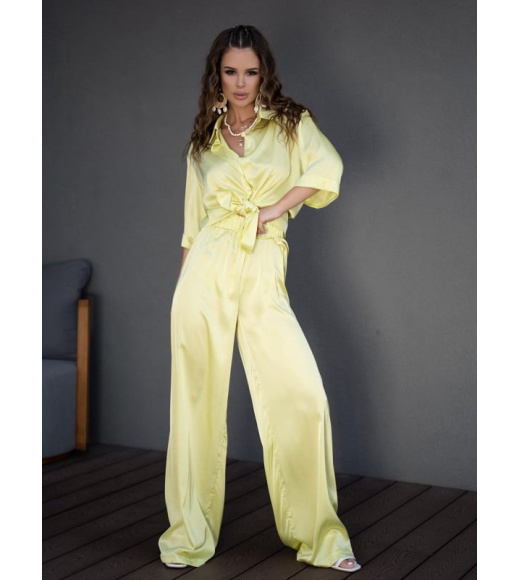Желтый шелковый костюм свободного кроя