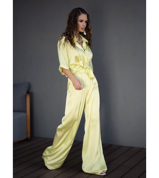 Желтый шелковый костюм свободного кроя
