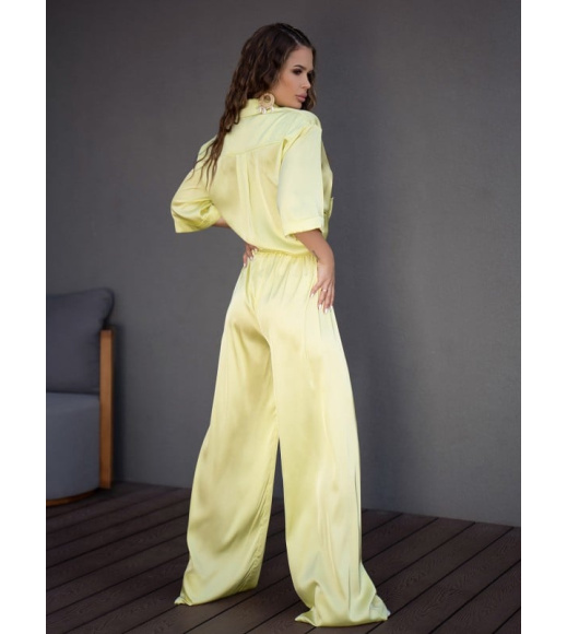 Желтый шелковый костюм свободного кроя
