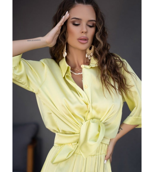 Желтый шелковый костюм свободного кроя