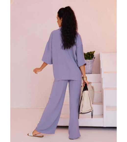 Серый брючный текстурированный костюм