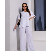 Белый костюм с V-образной горловиной