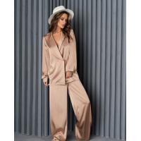 Свободный брючный костюм из шелка бежевого цвета