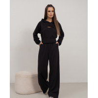 Черный костюм с вырезом на толстовке