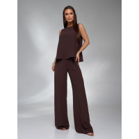 Темно-коричневый брючный костюм со свободной блузой