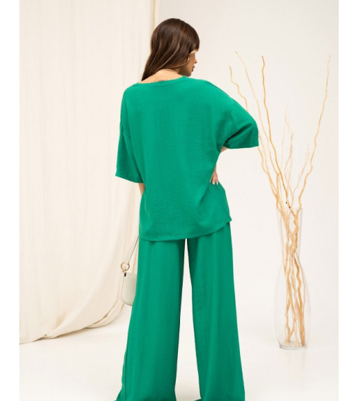 Зеленый льняной костюм с широкими брюками