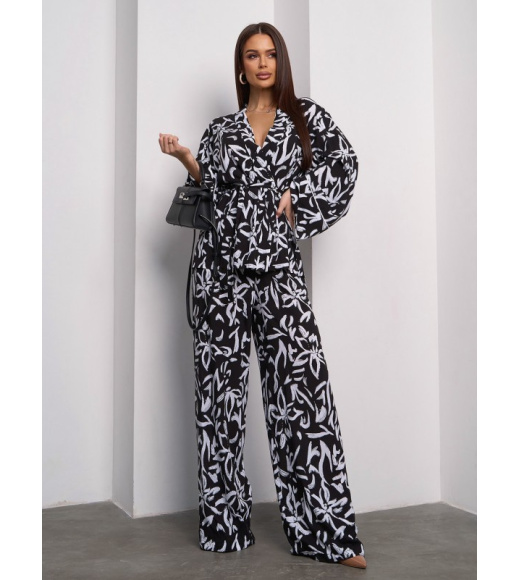 Черно-белый брючный костюм с блузой на запах