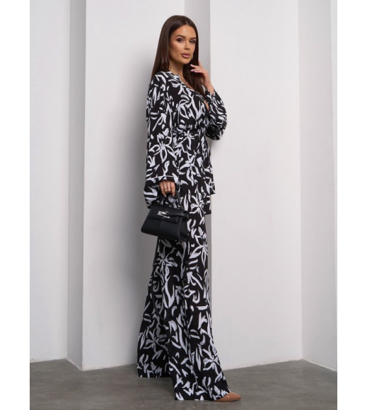 Черно-белый брючный костюм с блузой на запах