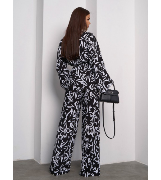 Черно-белый брючный костюм с блузой на запах