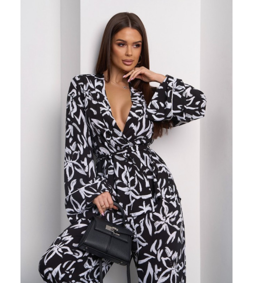 Черно-белый брючный костюм с блузой на запах