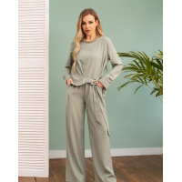 Оливковый свободный костюм из текстурированного крепа