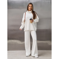 Молочный свободный костюм с высоким горлом