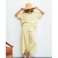 Желтый хлопковый костюм с укороченными брюками