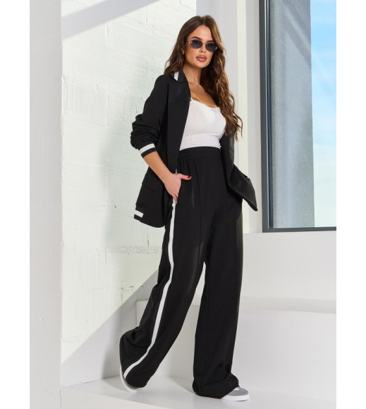 Черный брючный костюм в стиле спорт шик