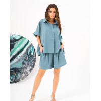 Оливковый льняной костюм с широкой рубашкой