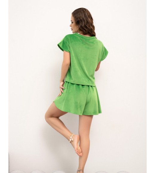 Зеленый велюровый костюм с юбкой-шортами
