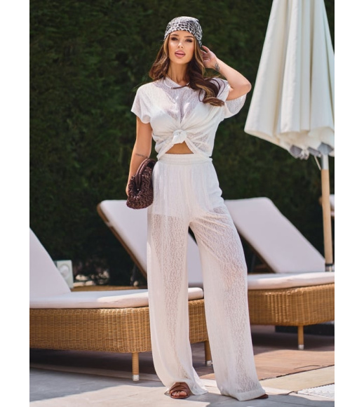 Белый брючный костюм с футболкой