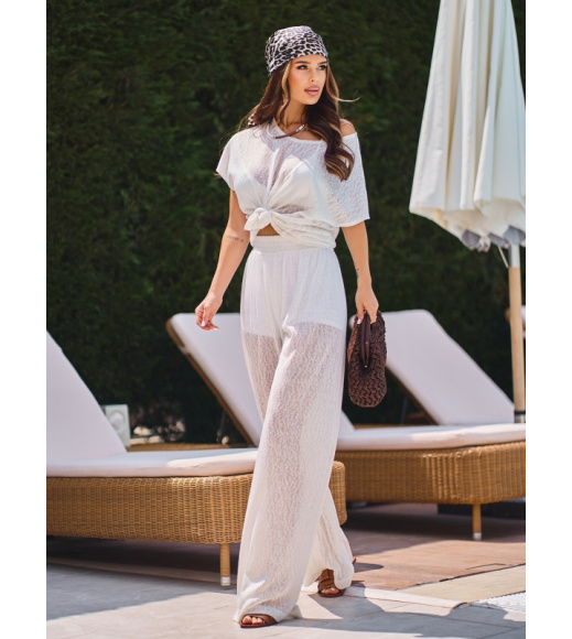 Белый брючный костюм с футболкой