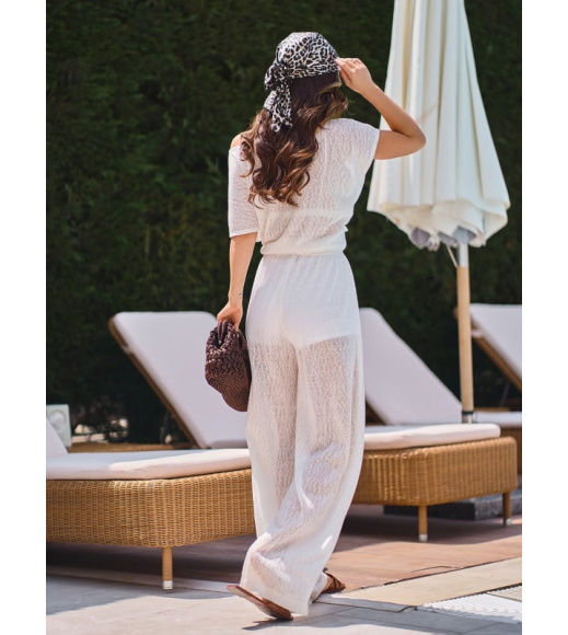 Белый брючный костюм с футболкой