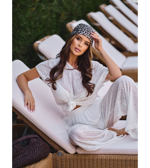 Белый брючный костюм с футболкой