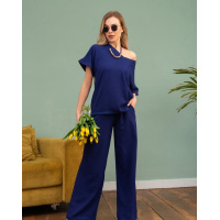 Свободный костюм синего цвета с футболкой