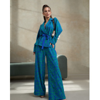 Сине-зеленый брючный костюм с принтом