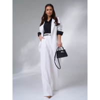 Молочный брючный костюм с удлиненным пиджаком