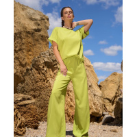 Льняной брючный костюм салатового цвета