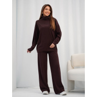 Темно-коричневый свободный костюм с высоким горлом