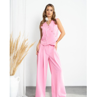 Розовый брючный костюм с оригинальным жилетом