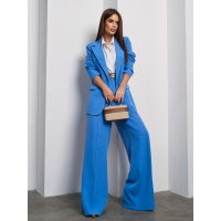 Голубой брючный костюм с удлиненным пиджаком