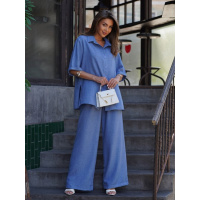 Голубой льняной костюм с боковыми разрезами