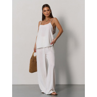 Молочный брючный костюм с топом на бретельках