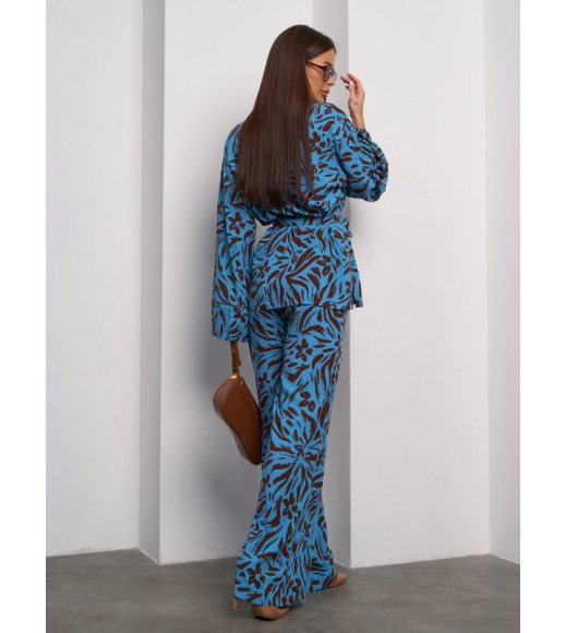 Бирюзовый брючный костюм с блузой на запах