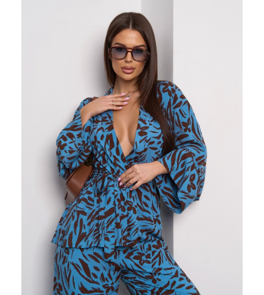 Бирюзовый брючный костюм с блузой на запах