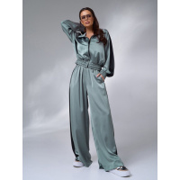 Оливковый шелковый костюм на молнии