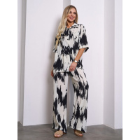 Молочный брючный костюм с разрезами