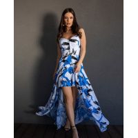 Бело-голубой костюм из хлопка со шлейфом